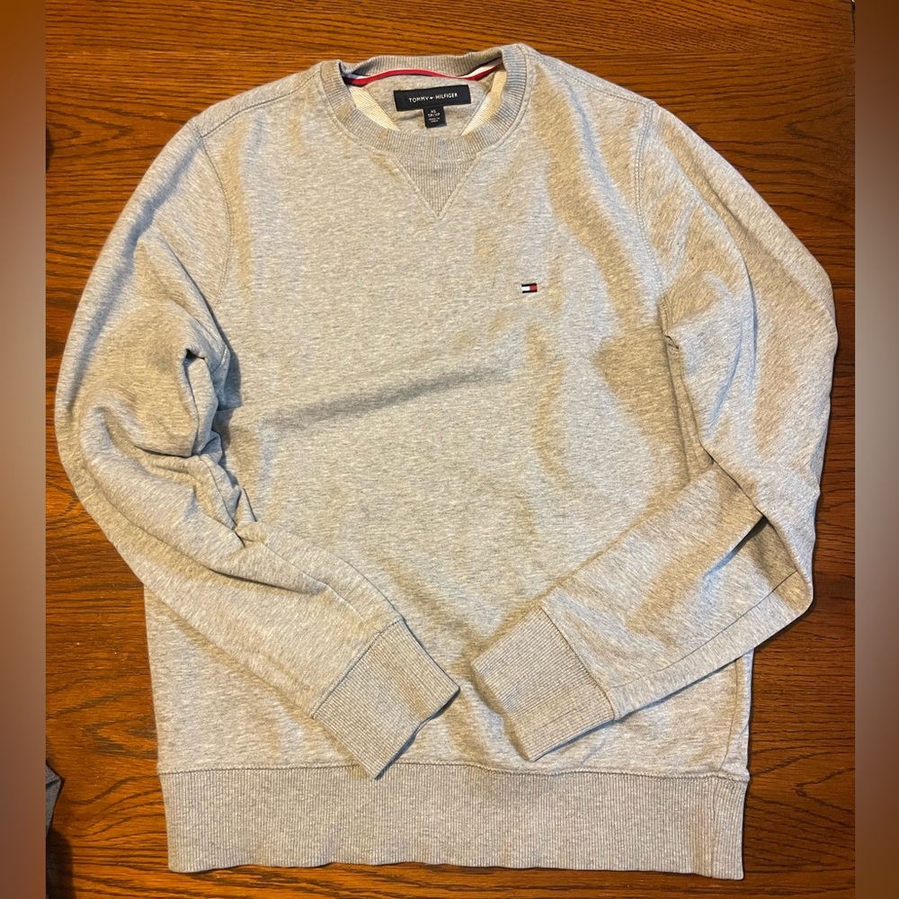TOMMY HILFIGER- men’s lightweight grey crewneck sweatshirt
